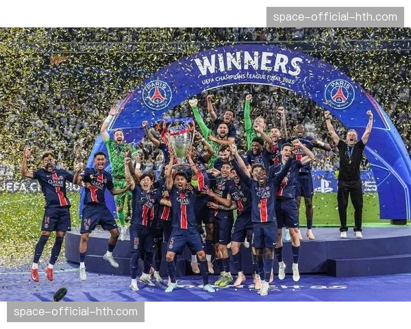 欧冠主题展览在米兰开幕，展出历届冠军奖杯与经典影像