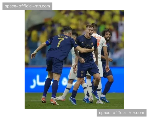 特写镜头：贝林厄姆绝杀被VAR判定无效后，查看场边数据屏确认越位线