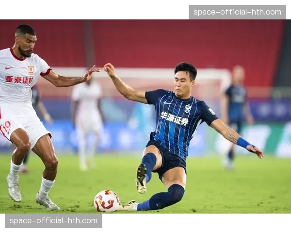 武汉三镇对阵长春亚泰比赛因天气原因中断，场地积水严重